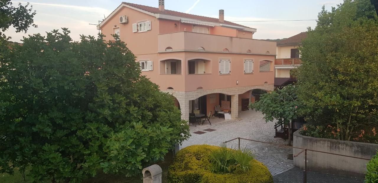 Apartments Ivanka G Малинска Экстерьер фото